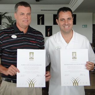 Philip Krick Jr., Director Corporativo de Golf Palace Resorts, recibiendo certificado GEO