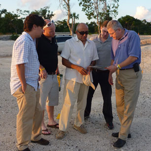 Revisión de planos de campo de golf en Cancún con directores de GEO